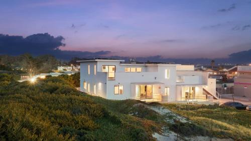 Oceano House | Oceanfront 2BR Rooftop Deck Beach Access Strand Way B