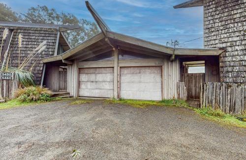 Elk House | Oceanfront Blufftop Home - Wide Deck & Water Views