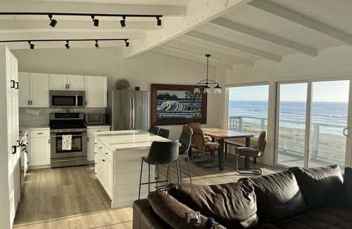 Cayucos House | Oceanfront Cayucos Cottage on the sand