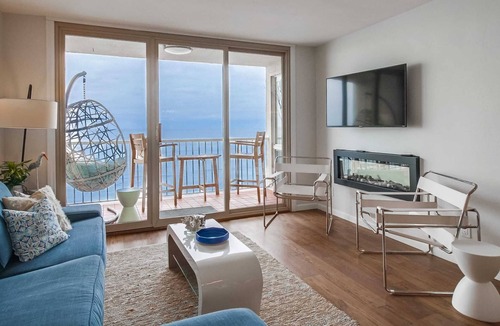 Ocean Beach Condo | Oceanfront Clifftop Retreat with White Water Views