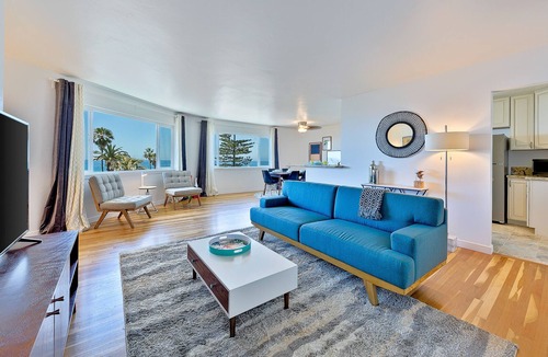 Village of La Jolla Apartment | Oceanfront condo across street from beach with amazing views & walkable location