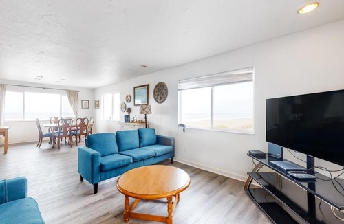 Edgewater Shores House | Oceanfront Home with Ocean View High-Speed WiFi washer&dryer & Gas Fireplace