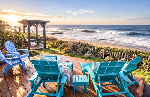 Lincoln City House | Oceanfront Oasis w/Hot Tub + Exclusive Glass Float Hunt, Sleeps 13, Pet Friendly