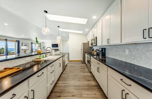 Edgewater Shores Cottage | Oceanside Big Stump Beach getaway with hot tub & ocean views - dog-friendly