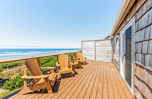 Edgewater Shores Cottage | Oceanside Big Stump Beach getaway with hot tub & ocean views - dog-friendly