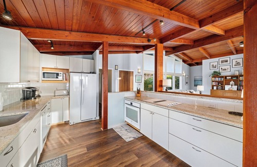 Neahkahnie Beach House | Oceanview, double kitchen, 6 bedroom/3 bath, large decks, in Manzanita