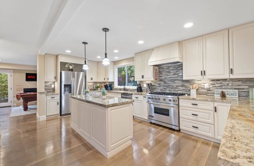 Hidden Valley House | Oceanview Luxe Retreat with Rooftop Patio