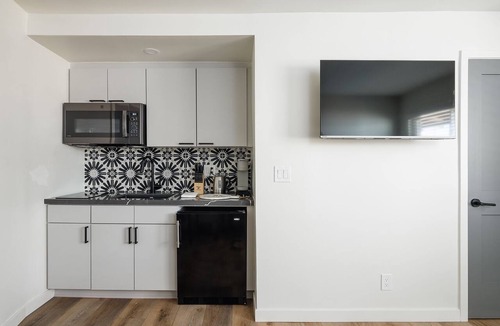 Townsite Condo | Oceanview Queen Suite Steps from the Sand (303)