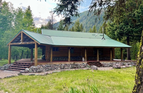 Missoula County Cabin | Off-Grid Log Cabin with Sauna & Hot Tub