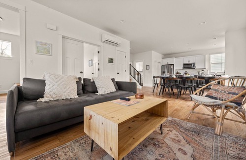 Southern Crossing House | Old Mill Spa Retreat Hot Tub & Sauna Walkable