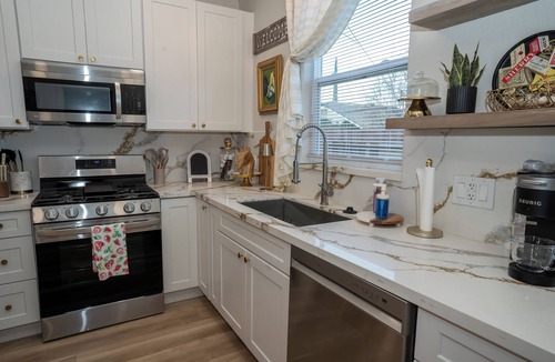 Clovis Cottage | Old Town Clovis, walk to town & Rodeo. Old time charm with brand new amenities