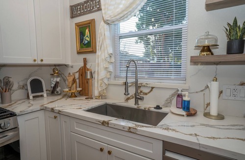 Clovis Cottage | Old Town Clovis, walk to town & Rodeo. Old time charm with brand new amenities