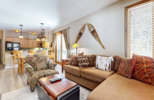 Mammoth Lakes Condo | On Sierra Star Golf Course, Bright Unit, Private Gas Grill, Pool On-site
