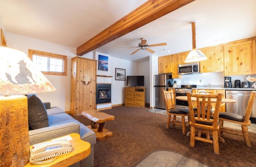 Tahoya Shores Hotel | One Bedroom Sute w/Kitchen, Free Parking & Outdoor Pool | Tahoe Vista Lakefront