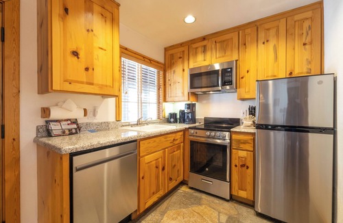 Tahoya Shores Hotel | One Bedroom Sute w/Kitchen, Free Parking & Outdoor Pool | Tahoe Vista Lakefront