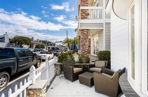 Balboa Peninsula House | One house from the sand, situated between Newport and Balboa Piers.