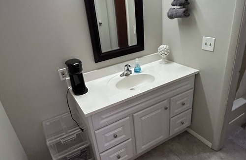 Fillmore Apartment | One Queen bed studio with WiFi, smart TV and AC in welcoming Fillmore.