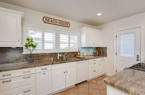Downtown House | Only steps to PIER And BEACH with PARKING - VIEW - LOCATION, LOCATION, LOCATION