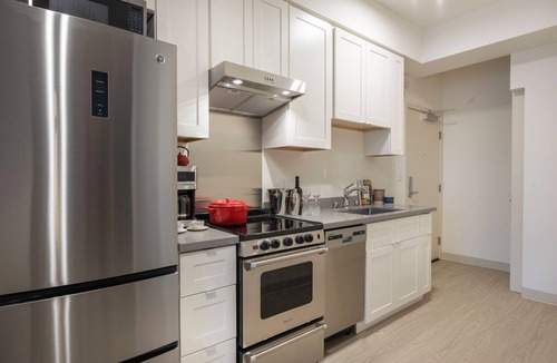 Civic Center Apartment | Open Hayes Valley Studio w/Rooftop, W/D, 1 min to BART by Blueground
