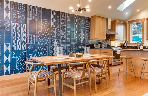 Concordia House | Open layout home in quiet location, close to shops/restaurants - free WiFi