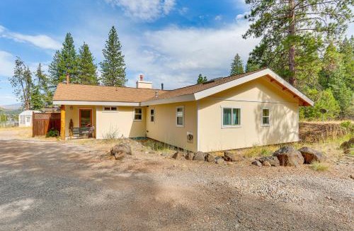 Weed House | Outdoor Adventure Haven - 15 Mi to Mount Shasta!