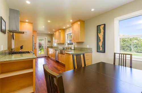 McKinleyville House | 🌊 Pacific Edge- Eclectic home with stellar ocean and pasture views, Deck, BBQ and Hot tub 🏡