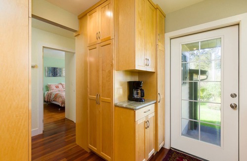 McKinleyville House | 🌊 Pacific Edge- Eclectic home with stellar ocean and pasture views, Deck, BBQ and Hot tub 🏡