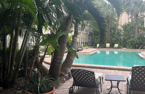 Palm Beach Apartment | Palm Beach Chic Studio-kitchenette,pool,fast WiFi,Valet parking,walk to beach