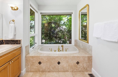 Sonoma House | Palmer Oaks Farmhouse - Pool, hot tub & cottage. 5 bedrooms. A unique experience