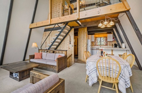 Talmont Cabin | Panoramic Lake View & Hot Tub!