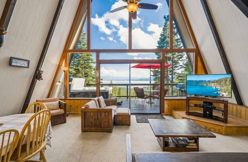 Talmont Cabin | Panoramic Lake View & Hot Tub!