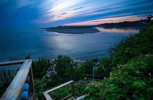Waldport House | Panoramic Promontory: Bay View Beach House