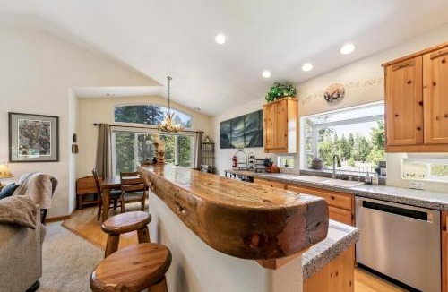 Tahoe Paradise House | Paradise in the Pines: Hot Tub BBQ Pet Friendly