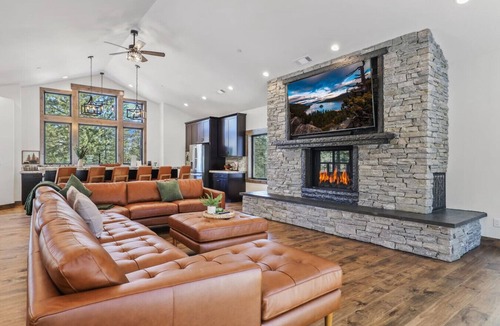 Pioneer Trail House | Paradise on Pioneer - Pool Table + Fire Pit + Luxury