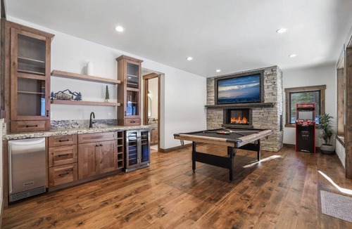 Pioneer Trail House | Paradise on Pioneer - Pool Table + Fire Pit + Luxury