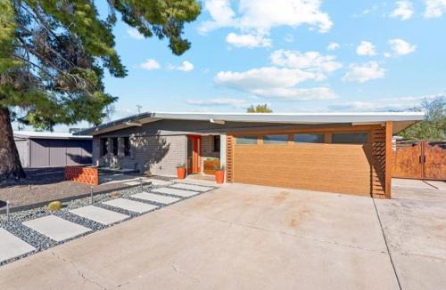 Paradise Valley Village House | Paradise