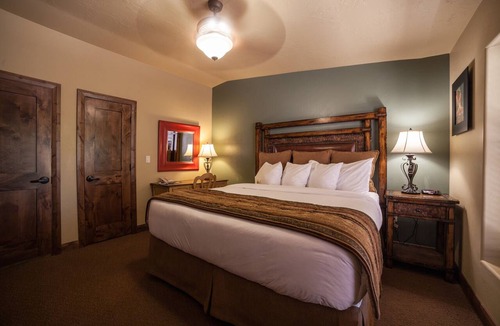 Zion National Park South Entrance Hotel | Park Access Suite | 1 Unit | 1.2 Miles to Oscar’s Café & DeZion Art Gallery Art