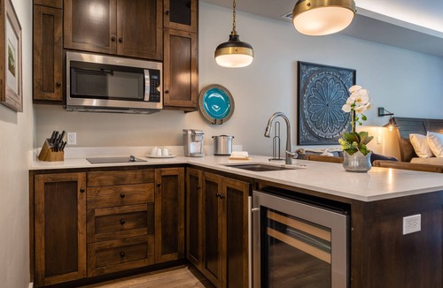 Paso Robles Apartment | Paso Park Suite 203-Downtown Paso Robles Park-Side Suite with Balcony!