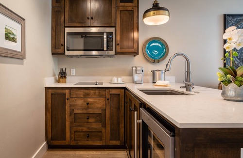 Paso Robles Apartment | Paso Park Suite 203-Downtown Paso Robles Park-Side Suite with Balcony!