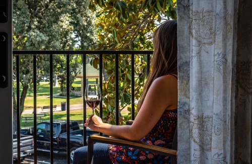 Paso Robles Apartment | Paso Park Suite 203-Downtown Paso Robles Park-Side Suite with Balcony!