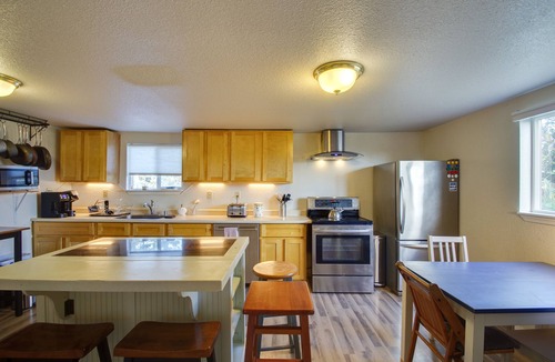 Eureka House | Peaceful Arcata Getaway - Walk to the Beach!