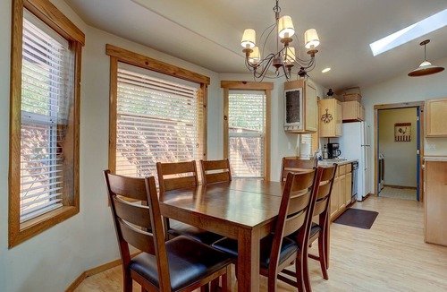 River West Cottage | Peaceful Bend Cottage Stay Near Drake Park and Century Drive