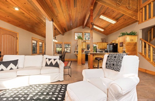 West Village Cabin | Peaceful Cabin Getaway, Relaxing By the Creek, Walking Distance to Town