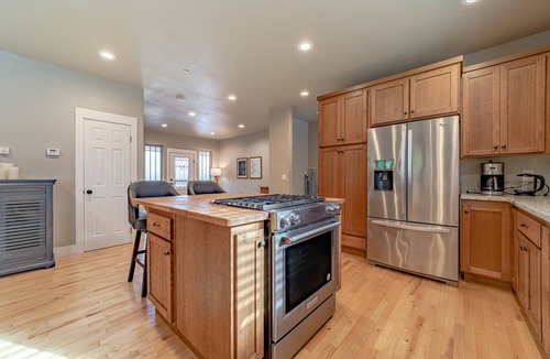 Eureka House | Peaceful dog-friendly house with fast WiFi, fireplace, and washer/dryer