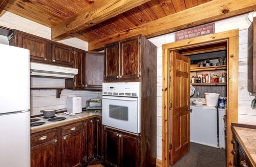 Newberg Cabin | Peaceful Hillside Retreat with Panoramic Valley Views near Wineries in Newberg, Oregon