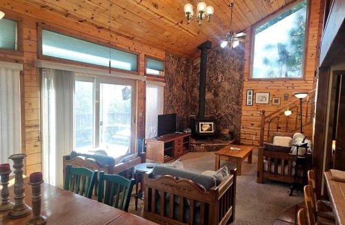 Long Barn House | Peaceful Mountain Cabin with Private Lake and Game Room Near Long Barn, California