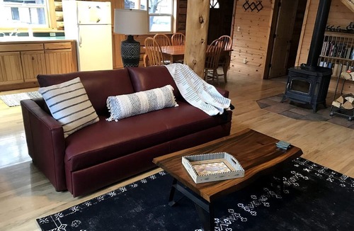 Chiloquin Cabin | Peaceful Waterfront Log Cabin near Crater Lake National Forest, Oregon