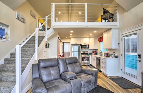 Yachats Apartment | Peaceful Winter Retreat: Oregon Coastline Beach!