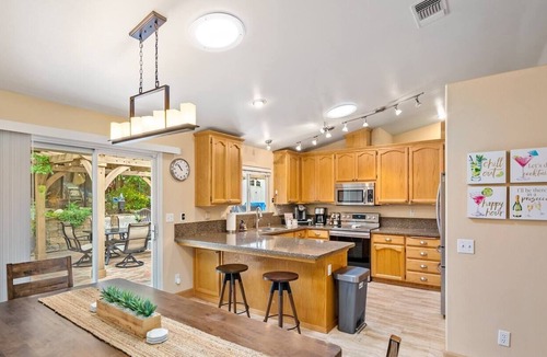 Paso Robles House | Peachy N Paso - downtown, fire place, BBQ