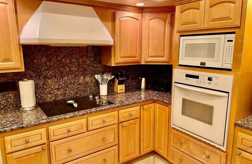 Ahwahnee Condo | Peacock Suite - Private Hot Tub - Sleeps 4 - BBQ